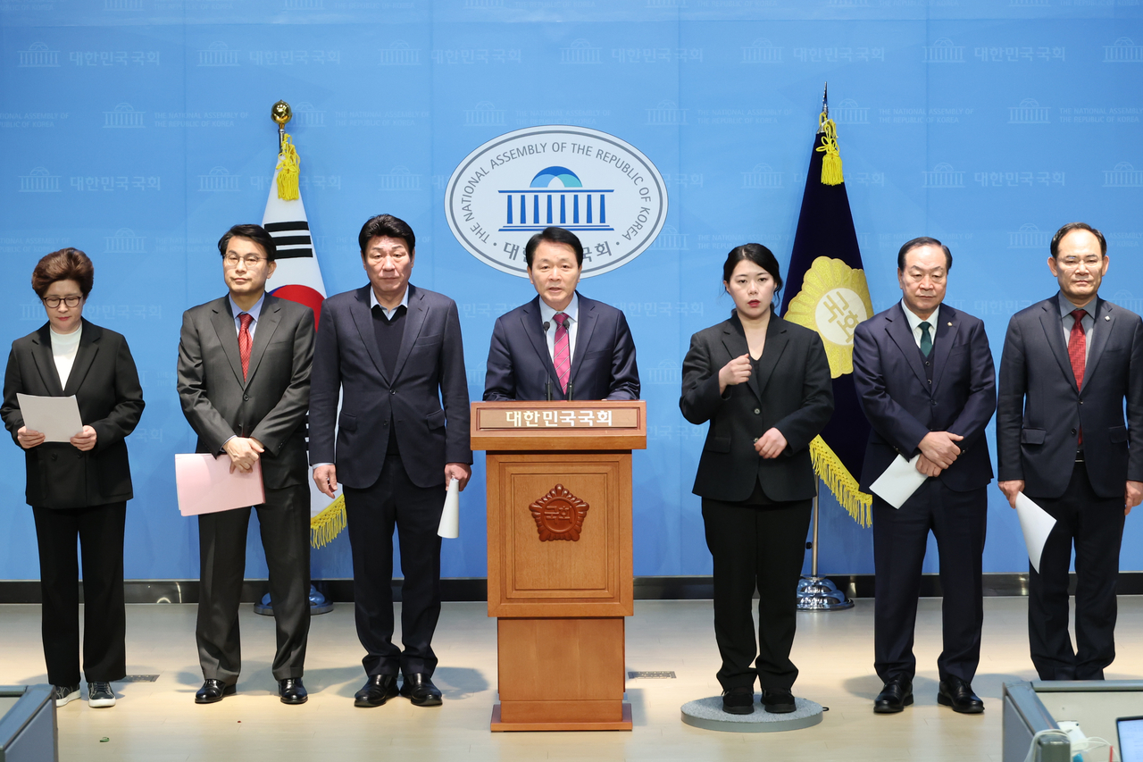 국회 국방위원회 소속 강선영(왼쪽부터)·윤상현·강대식·성일종·한기호·임종득 국민의힘 의원들이 성일종 국회 국방위원장을 비롯한 국민의힘 국방위원들이 6일 국회 소통관에서 곽종근 특전사령관에 대한 더불어민주당의 회유 의혹을 제기하며 수사를 촉구하고 있다. [연합]