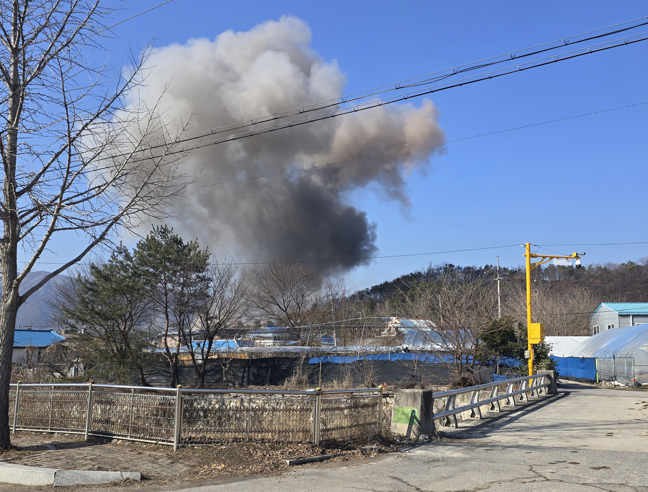 6일 경기도 포천시 이동면 노곡리에서 공군 전투기 민가 오폭 사고가 발생해 사고 현장에서 연기가 피어오르고 있다. 2025.3.6 [연합뉴스 독자제공]