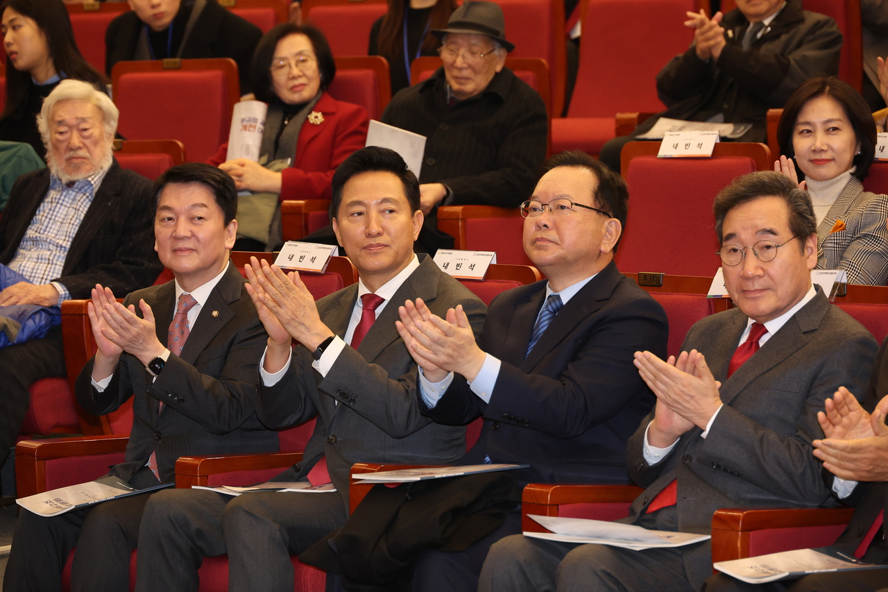 The People Power Party lawmaker Rep. Ahn Cheol-soo (from left, front), Seoul mayor Oh Se-hoon, former prime ministers Kim Boo-kyum and Lee Nak yon attend a debate over the ways to curtail the presidential power at the National Assembly on Thursday. (Yonhap)