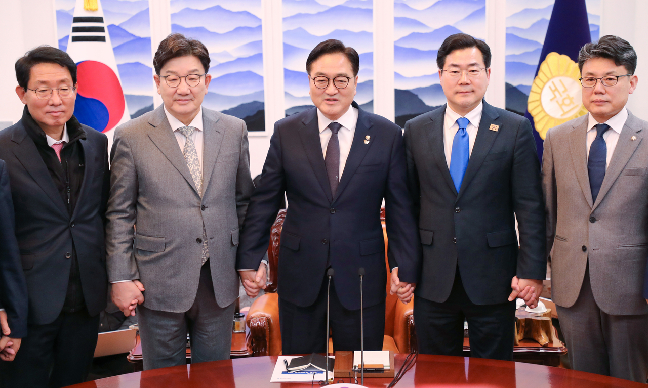 우원식 국회의장이 6일 서울 여의도 국회 의장집무실에서 열린 국정협의회에서 권성동 국민의힘 원내대표, 박찬대 더불어민주당 원내대표 등 양당 원내지도부와 기념촬영 하고 있다.     왼쪽부터 국민의힘의 김상훈 정책위의장, 권성동 원내대표, 우원식 의장, 더불어민주당의 박찬대 원내대표, 진성준 정책위의장. 2025.3.6 [공동취재] [연합]