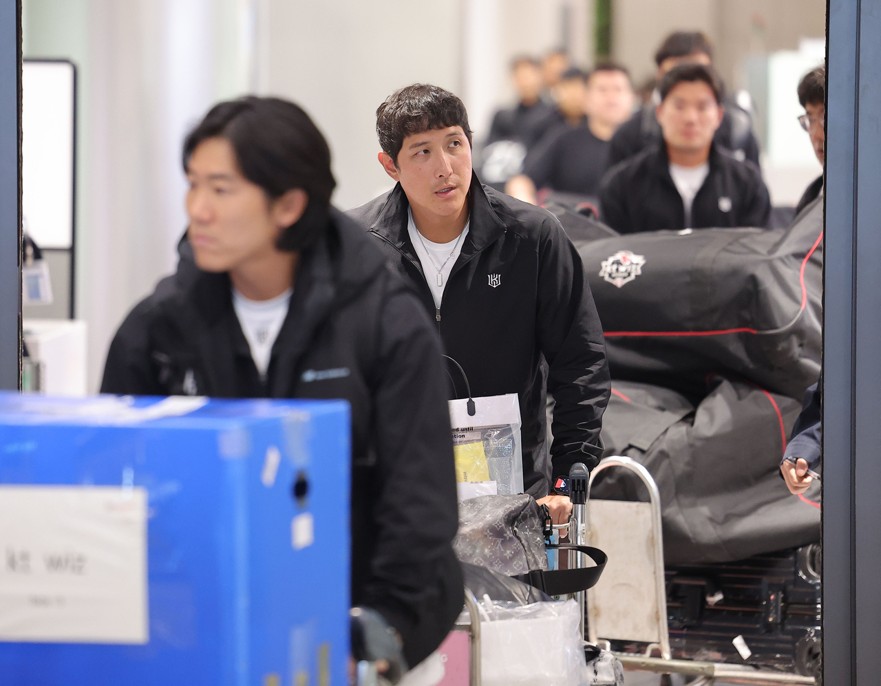 Hwang Jae-gyun of the KT Wiz (C) arrives at Incheon International Airport, west of Seoul, on March 6, 2025, after completing spring training in Japan. (Yonhap)