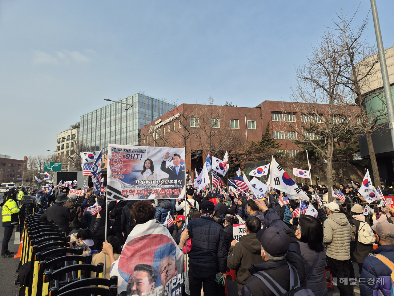 7일 오후 윤석열 대통령 구속 취소 청구를 서울중앙지법이 받아들이면서 헌법재판소 앞에 있던 윤석열 대통령 지지자들이 서울 한남동 대통령 관저로 집결하고 있다. 김도윤 기자.