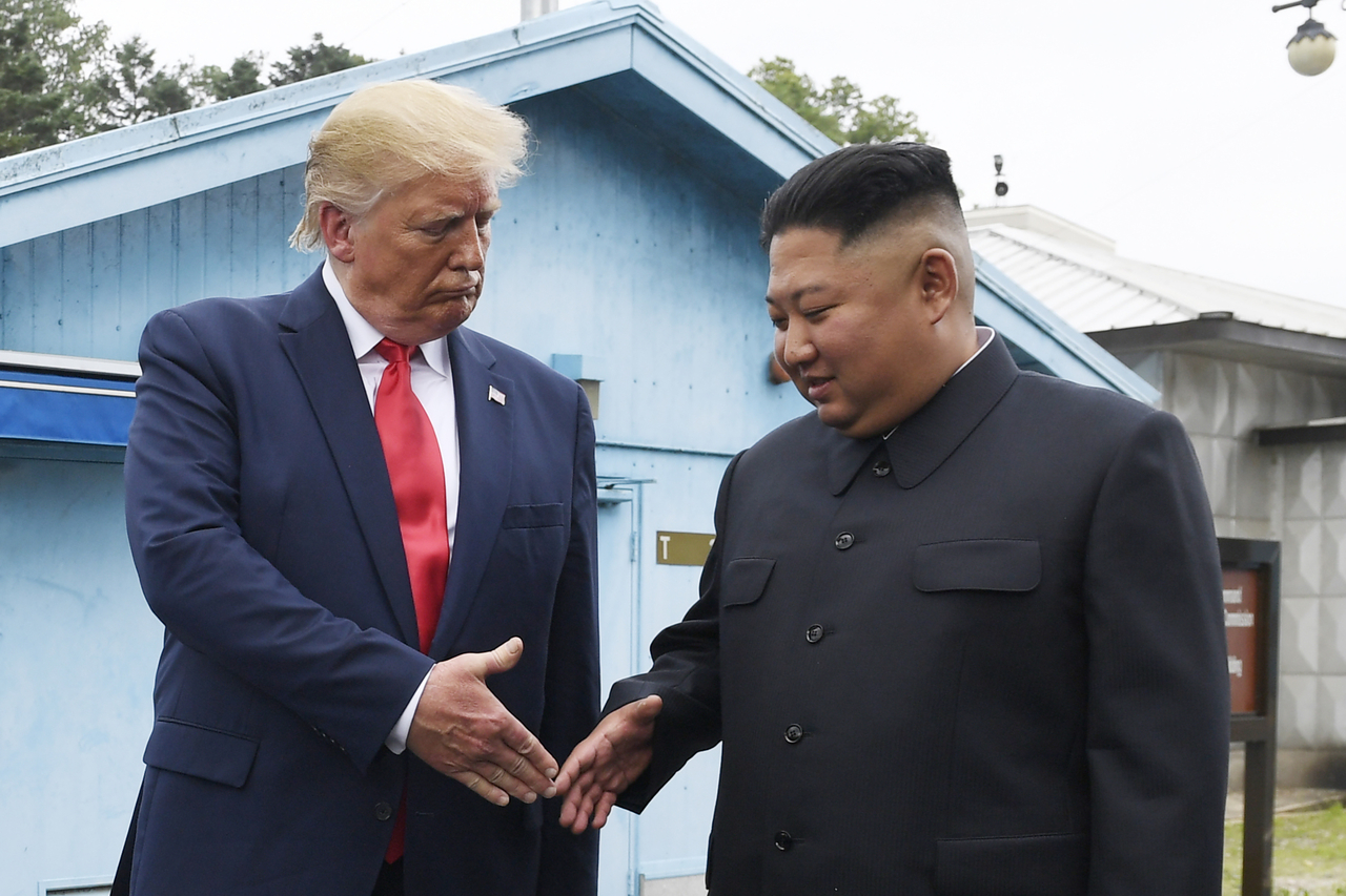 도널드 트럼프 미국 대통령과 김정은 북한 국무위원장이 지난 2019년 6월 30일 한국 판문점에서 만나 악수하고 있다. [AP]