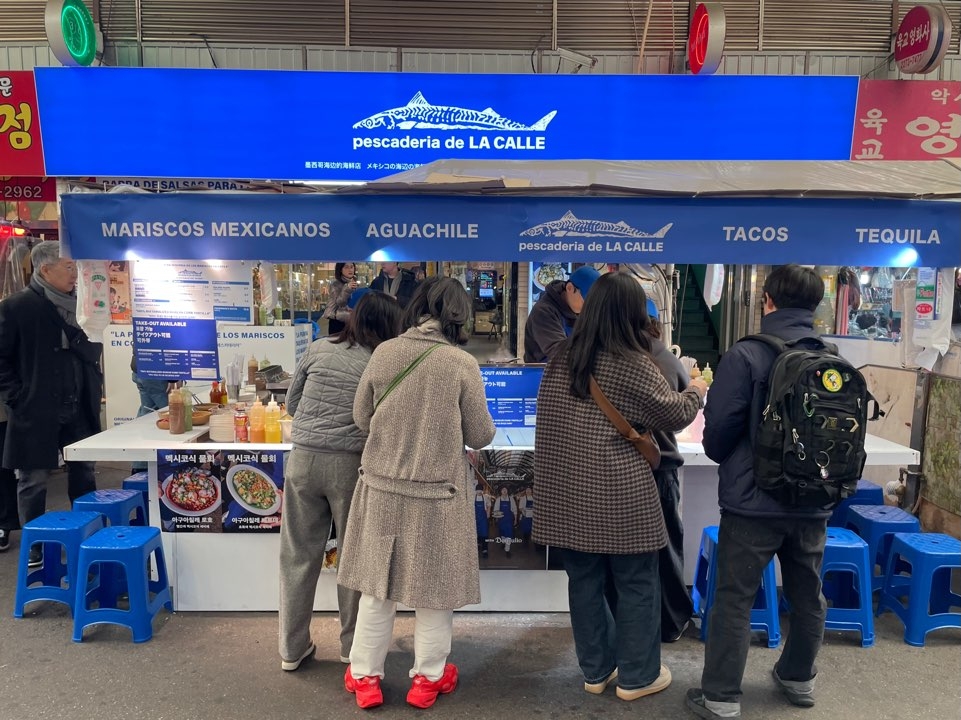 Pescaderia de la Calle at Gwangjang Market in Seoul (Hong Yoo/The Korea Herald)