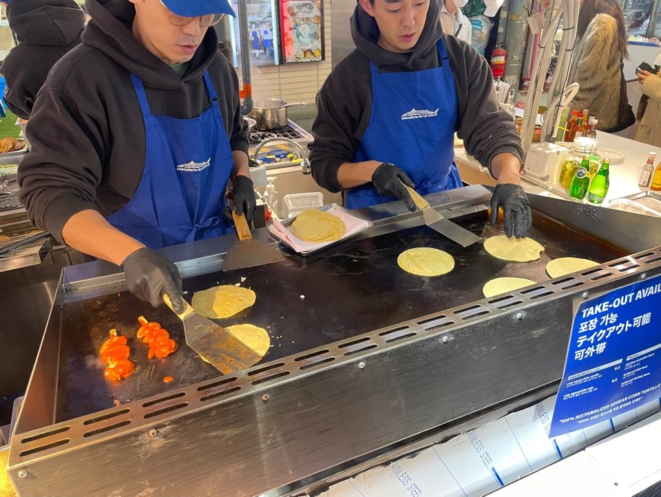 Chef Jin Woo-bum (right) grilling tortillas at Pescaderia de la Calle (Hong Yoo/The Korea Herald)