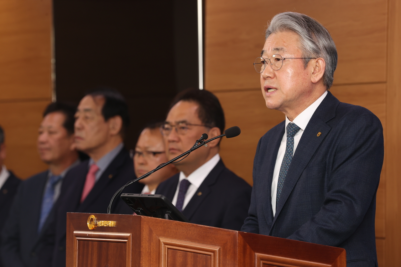 강호동 농협중앙회장이 6일 정부세종청사 농림축산식품부 기자실에서 취임1주년을 맞아 출입기자들에게 브리핑을 하고 있다.［농협중앙회 제공］