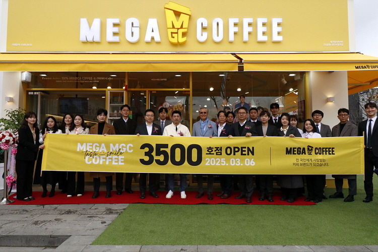 5일 광주광역시에서 개최된 메가MGC커피 3500호점인 광주시청역점 오픈 기념식에 참석한 김대영 대표이사와 광주시청역점 김창규 점주 등이 기념 촬영을 하고 있다.  [메가MGC커피 제공]