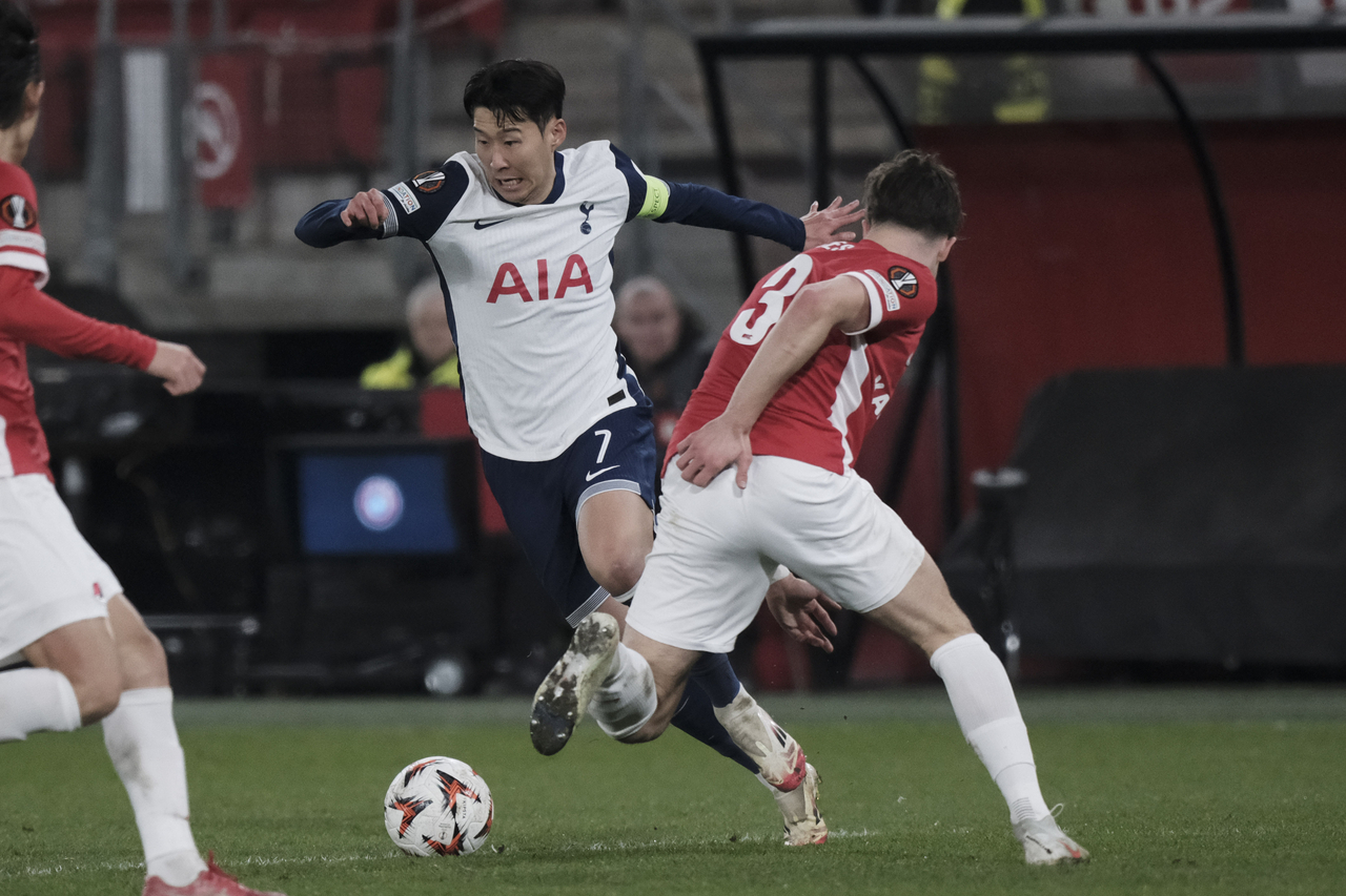 Son Heung-min of Tottenham Hotspur tries to move past Wouter Goes of AZ Alkmaar during the first leg of the round of 16 at the UEFA Europa League at AZ Stadion in Alkmaar, the Netherlands, on Thursday. (AP-Yonhap)