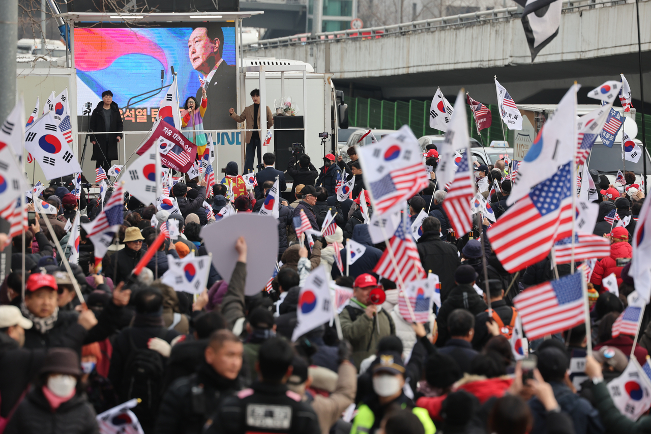 법원이 윤석열 대통령의 구속 취소 청구를 받아들인 7일 서울 용산구 한남동 관저 인근에서 지지자들이 윤석열 대통령의 석방을 촉구하고 있다. [연합뉴스]