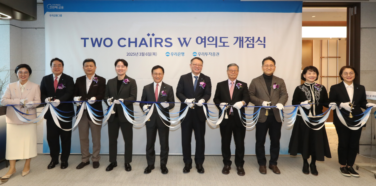 정진완(왼쪽 여섯 번째) 우리은행장이 지난 6일 열린 ‘투체어스W여의도’ 개점식에서 주요 관계자와 기념촬영을 하고 있다. [우리은행 제공]