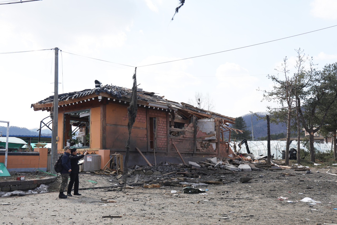 A building is damaged from an accidental fighter jet bombing in Pocheon, some 40 kilometers north of Seoul, on Thursdsay. (Yonhap)