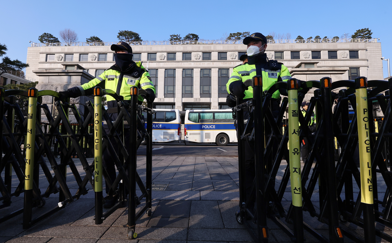 Police guard the Constitutional Court of Korea in Jongno-gu, central Seoul, Thursday (Yonhap)