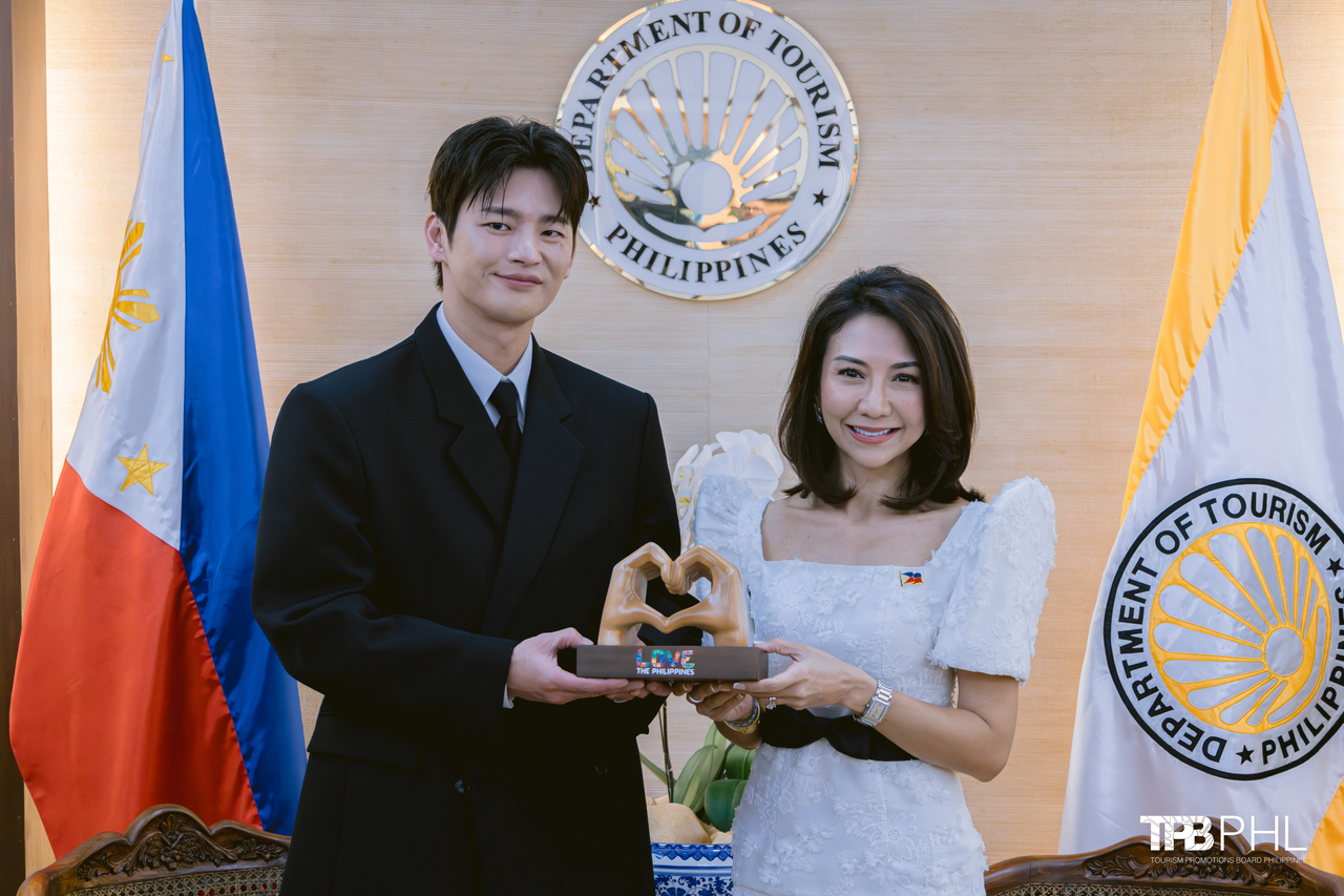 크리스티나 가르시아 프라스코 필리핀 관광부 장관이 서인국에게 홍보대사 위촉패를 전하고 있다.