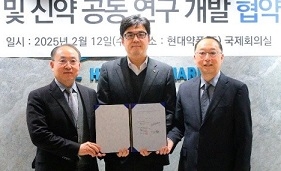 아벨로스테라퓨틱스 최순규 대표(왼쪽부터), 현대약품 이상준 대표, 아벨로스 박영환 대표가 항암제 공동 연구개발 협약을 하고 있다. [양사 제공]