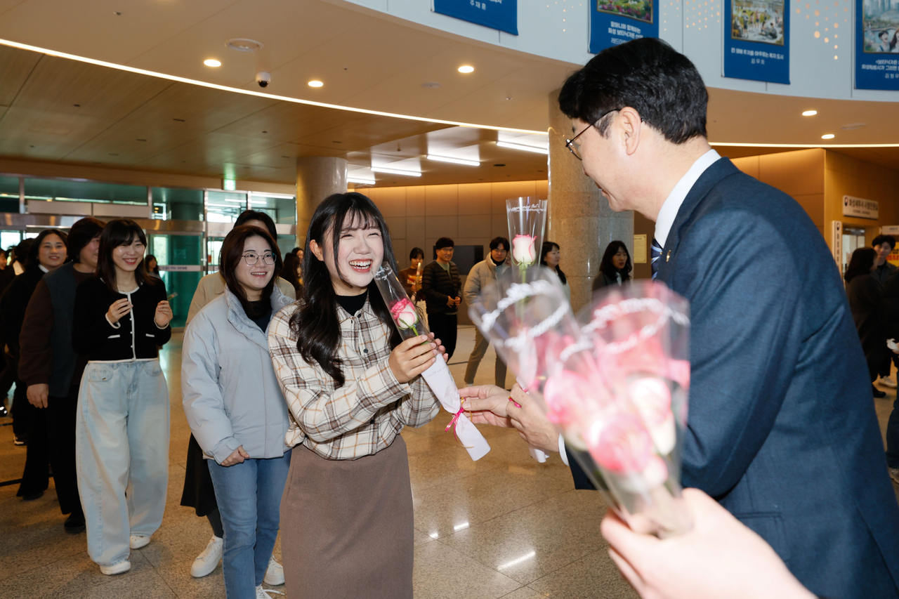 정명근 화성특례시장이 여성의 날을 맞아 시청에서 여성 공직자에게 빵과 장미를 선물하고 있다.[화성시 제공]