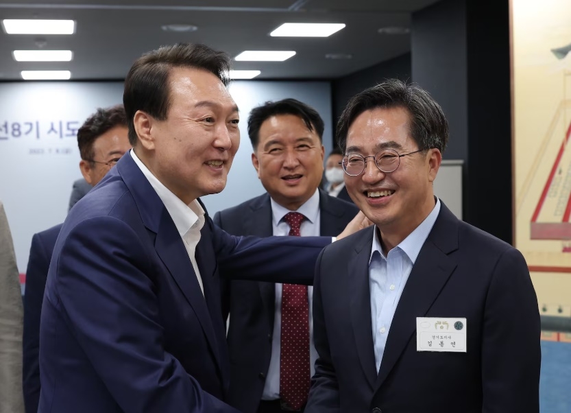 윤석열 대통령이 2022년 7월 8일 오후 서울 용산 대통령실 청사에서 열린 제1차 민선 8기 시·도지사 간담회에 앞서 열린 사전환담에서 김동연 경기도지사와 인사하고 있다. [대통령실 제공]