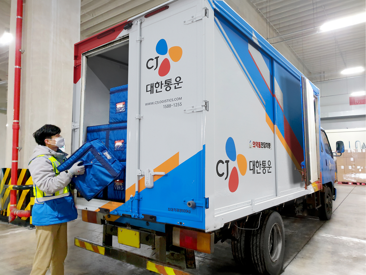 CJ대한통운 한 배송기사가 제품을 배송차량에 싣는 모습 [CJ대한통운 제공]