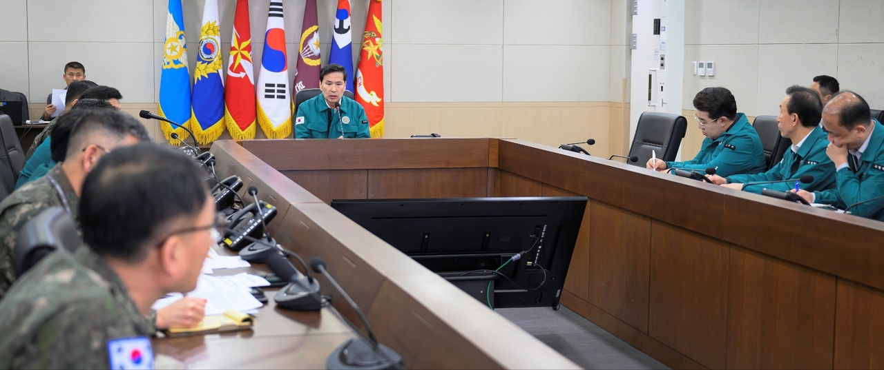 김선호 국방부 장관 직무대행이 7일 오전 공군 KF-16전투기 일반폭탄 비정상 투하 사고 관련 사고대책본부 회의를 하고 있다.[국방부 제공]