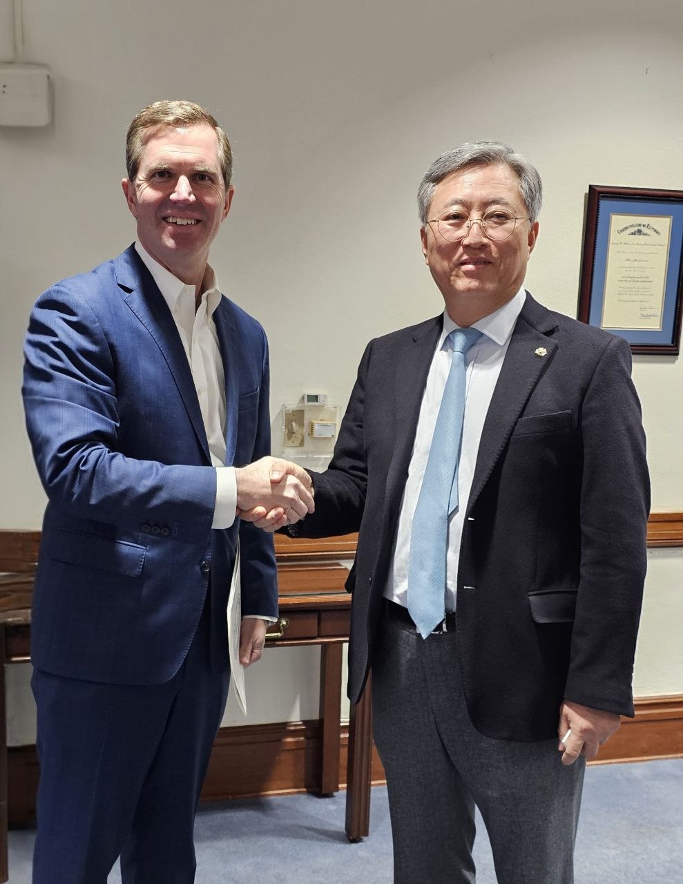 최중격 국제투자협력대사가 미국 켄터키주를 방문,  앤디 베쉬어(Andy Beshear)  주지사를 만나 기념촬영을 하고 있다.［산업통상자원부 제공］