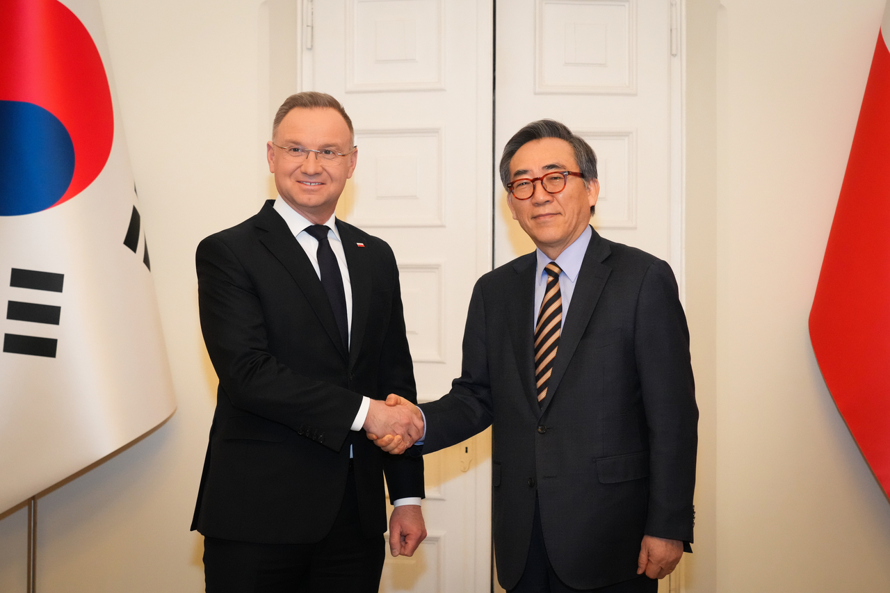 Minister of Foreign Affairs Cho Tae-yul (right) shakes hands with Polish President Andrzej Duda during a meeting in Poland on March 6. (Yonhap)