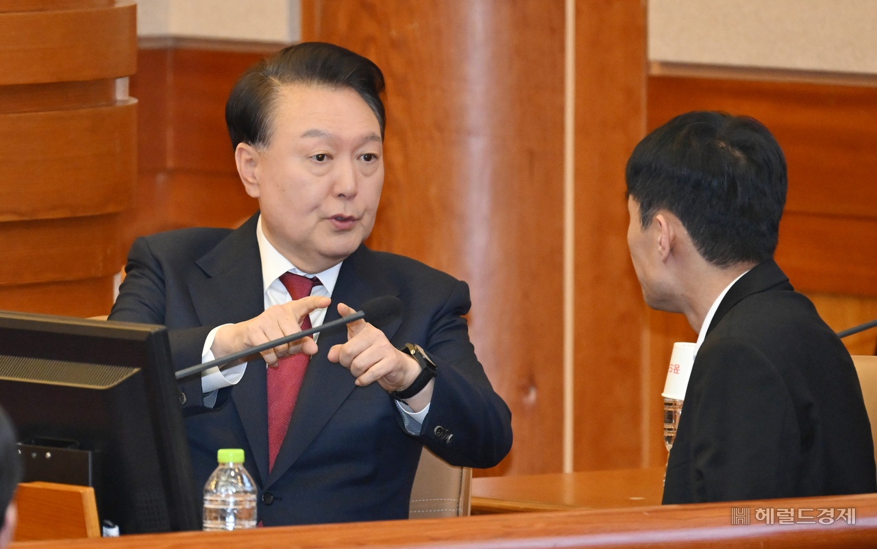 윤석열 대통령이 지난 1월 서울 종로구 헌법재판소에서 열린 탄핵심판 4차 변론에 출석해 변호인단과 대화를 나누고 있다. [이상섭 기자]