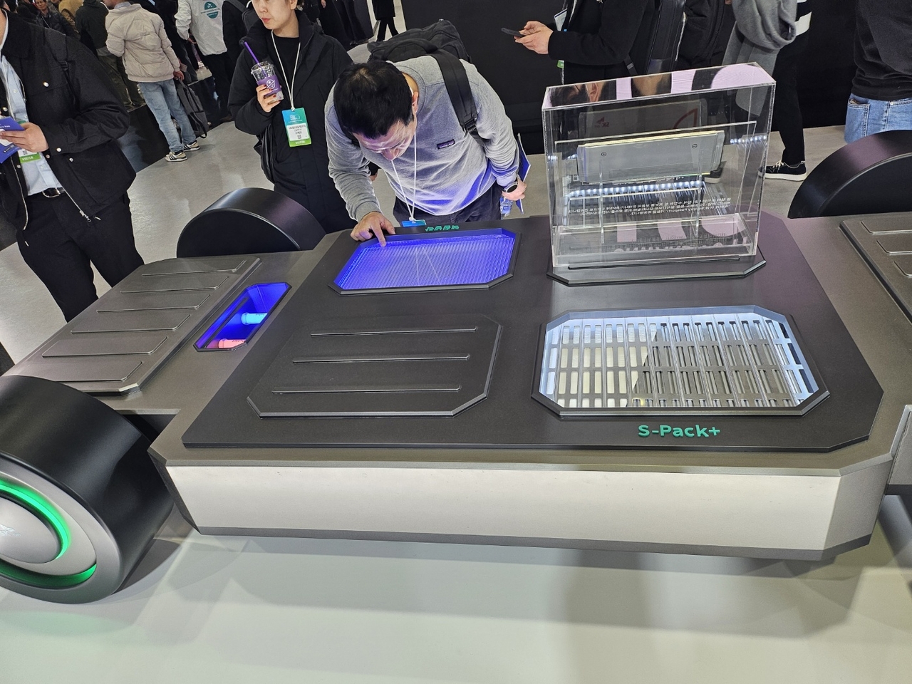 인터배터리 2025 SK온 부스에서 참가자가 액침냉각 및 S-Pack 기술이 적용된 자동차 모형을 살펴보고 있다. 박혜원 기자