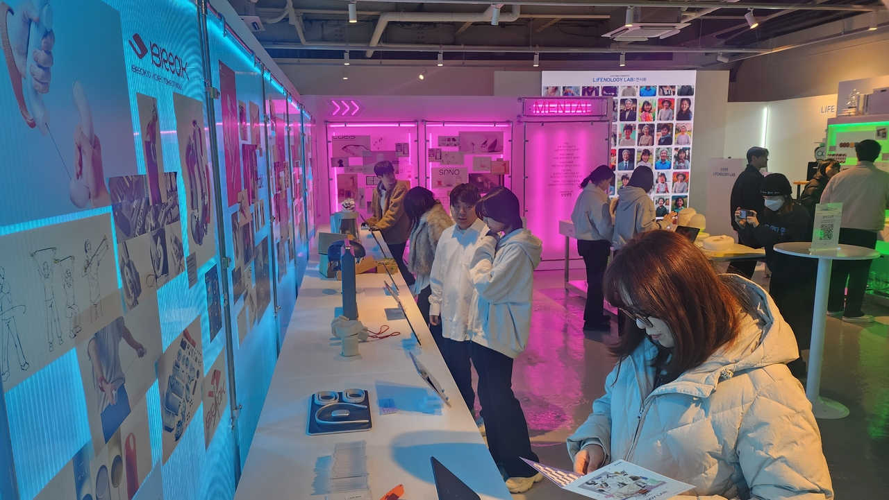 7일 오전 서울 성동구 전시공간 렉트에서 열린 디자인 전시회 ‘라이프놀로지 랩’을 찾은 관람객들이 전시 작품들을 둘러보고 있다.
[삼성생명 제공]