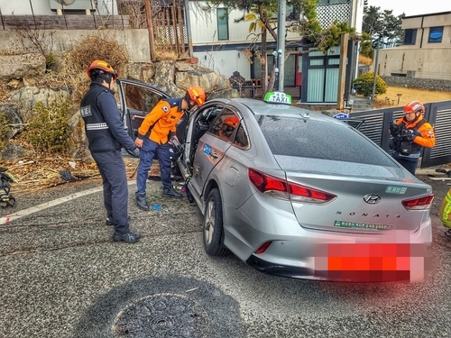 6일 울산에서 발생한 택시 사고 현장[울산소방본부 제공]