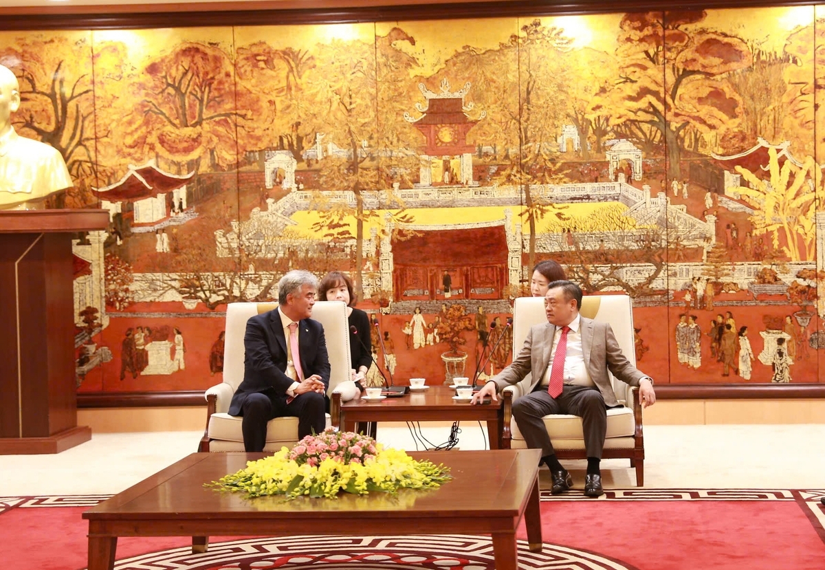 Daewoo E&C Chairman Jung Won-ju (left) meets with Hanoi People’s Committee Chairman Tran Sy Thanh in Hanoi, Vietnam, Tuesday. (Daewoo E&C)