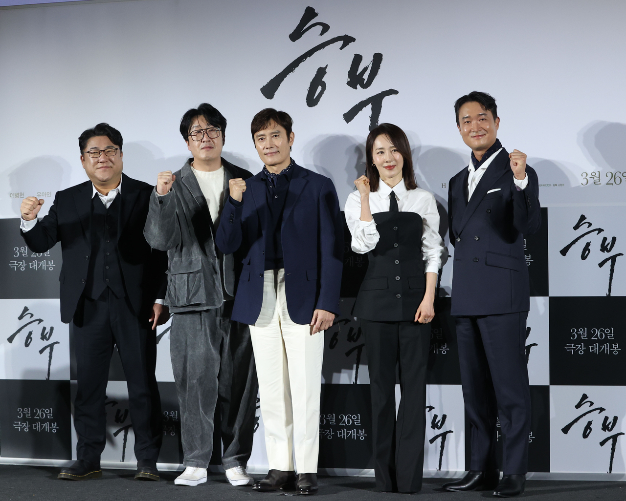 From left: actors Ko Chang-seok, Hyun Bong-sik, Lee Byung-hun, Moon Jung-hee and Cho Woo-jinpose for a photo at a press conference for "The Match" at CGV Yongsan in Seoul on Friday. (Yonhap)