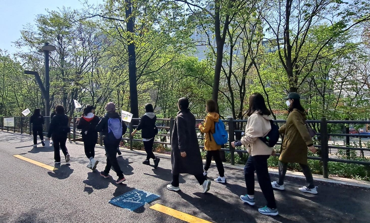 주민들이 걷기 운동을 하는 모습 [연합]