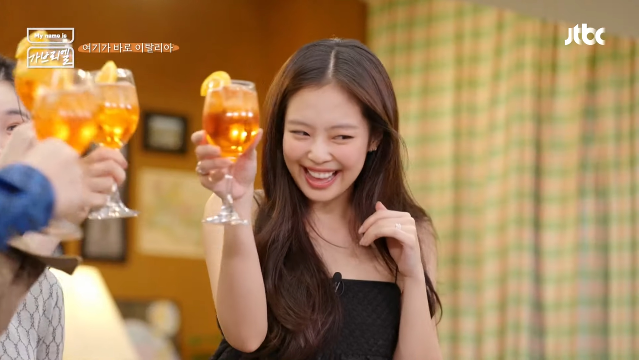 제니가 예능 프로그램에서 소개한 아페롤 스프리츠 [JTBC 유튜브 갈무리]