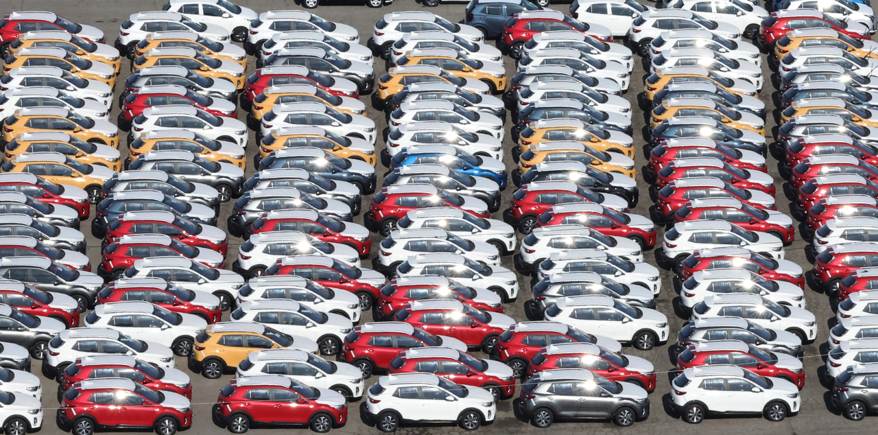 This Feb. 19 file photo shows cars waiting to be exported near a port in Pyeongtaek, about 65 kilometers south of Seoul. (Yonhap)