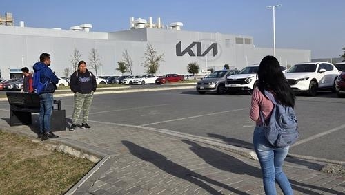 Employees at Kia Corp.'s Mexican plant in Pesqueria, Nuevo Leon, commute to work on Thursday. (Yonhap)