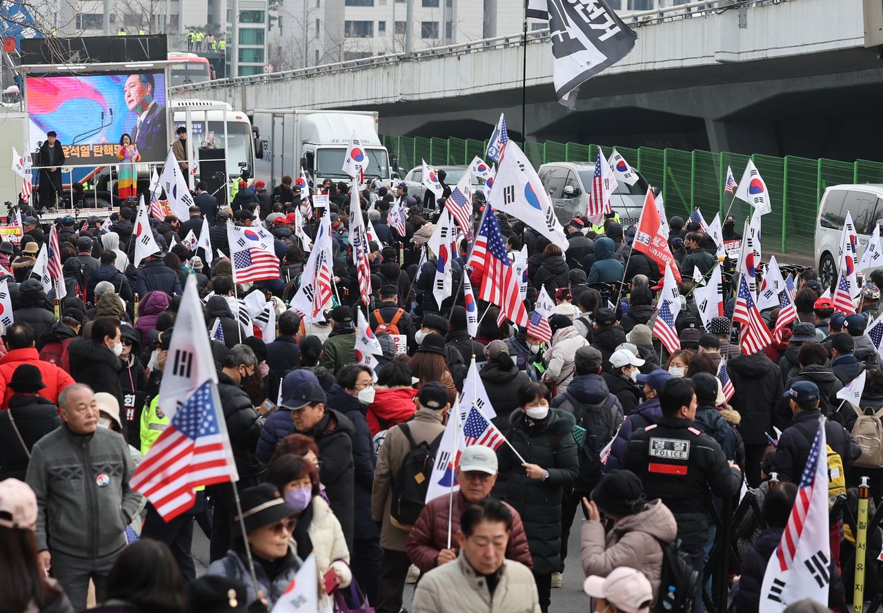 법원이 윤석열 대통령의 구속 취소 청구를 받아들인 7일 서울 용산구 한남동 관저 인근에서 지지자들이 윤석열 대통령의 석방을 촉구하고 있다. [연합]