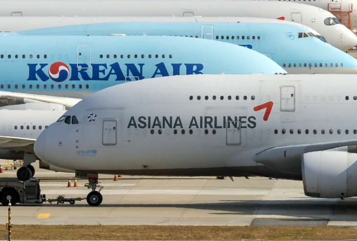 인천국제공항 계류장 내 대한항공과 아시아나항공 여객기 [연합]