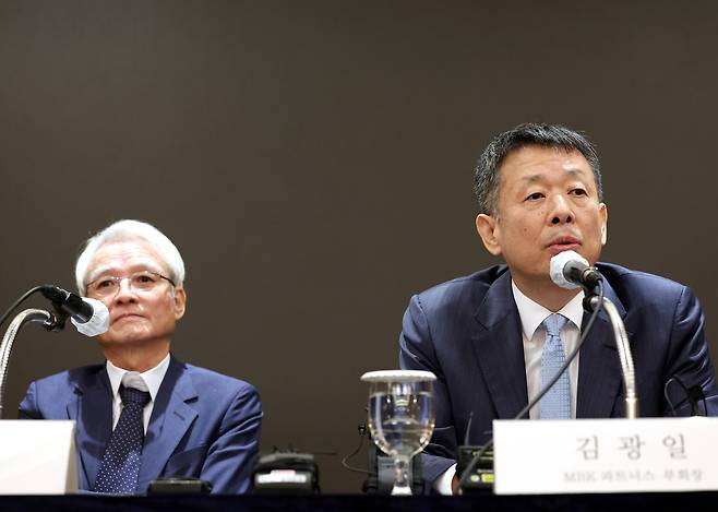 강성두(왼쪽) 영풍 사장과 김광일 MBK파트너스 부회장 [연합]