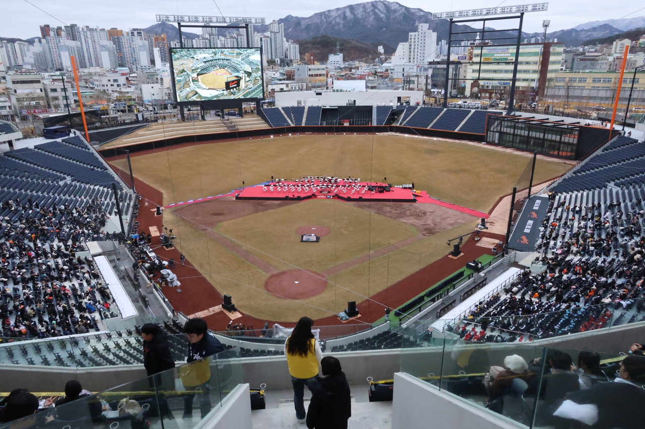 Fans attend the opening ceremony for Daejeon Hanwha Life Ballpark, the new home of the Korea Baseball Organization club Hanwha Eagles, in Daejeon, 140 kilometers south of Seoul, on Wednesday. (Yonhap)