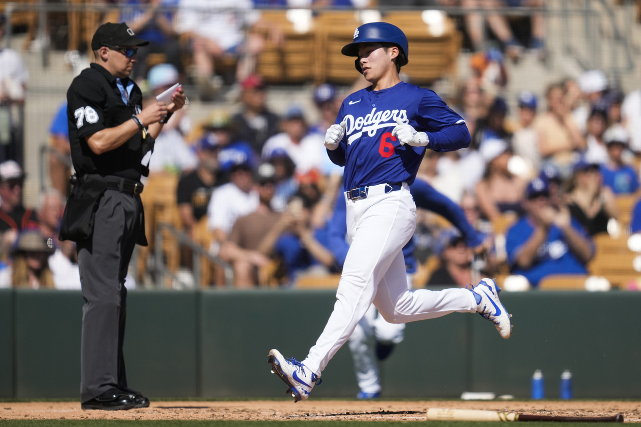 Kim Hye-seong of the Los Angeles Dodgers during a Major League Baseball spring training game against the San Francisco Giants on Mar.1. (AP-Yonhap)