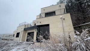 [영상] “서울서 1시간” 대지 150평 ‘완전 새집’이 겨우 2억?[부동산360]
