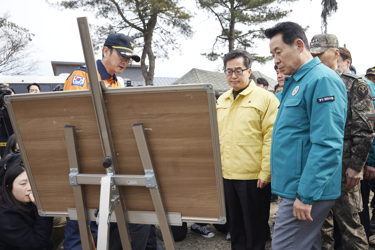 7일 오후 김동연 경기도지사가 포천시 이동면 노곡리 낭유대교 인근의 폭탄 오발사고 현장점검을 하고 있다.[경기도 제공]