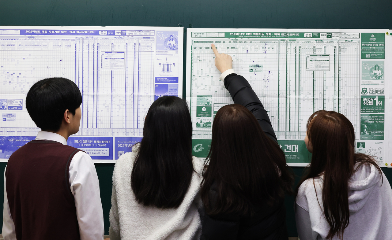 2025학년도 대학수학능력시험 성적표 배부일인 12월 6일 오전 경기도 수원시 영통구 효원고등학교 3학년 교실에서 학생들이 대학 지원 참고표를 보고 있다. [연합]