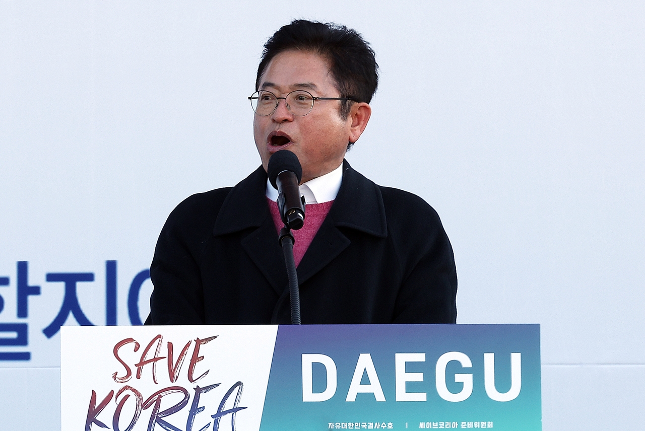 이철우 경북도지사가 지난 8일 오후 동대구역 광장에서 열린 국가비상기도회를 방문하고 있다. 세이브코리아 주최로 열린 이날 기도회에서는 윤석열 대통령 탄핵 반대와 석방을 촉구했다. [연합]