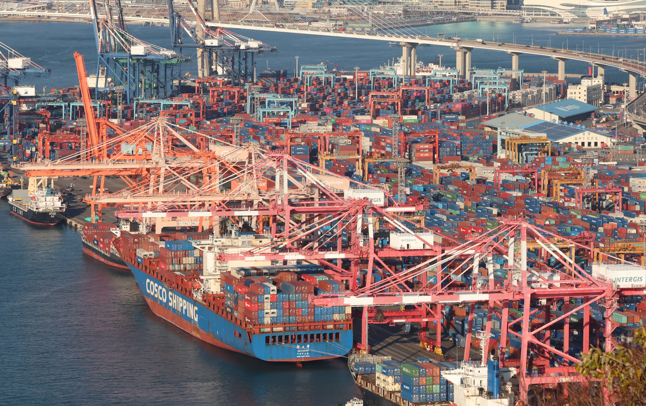 Container ships are docked at a port in South Korea's southeastern city of Busan, in this file photo taken Feb.10. (Yonhap)
