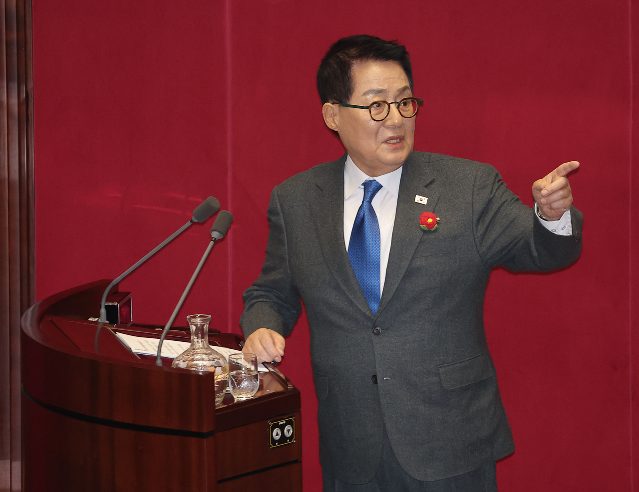 박지원 더불어민주당 의원이 13일 국회 본회의장에서 열린 경제분야 대정부질문에서 최상목 대통령 권한대행 부총리 겸 기획재정부 장관에게 질의 중 항의하던 국민의힘 의원을 향해 손짓하고 있다. [연합]