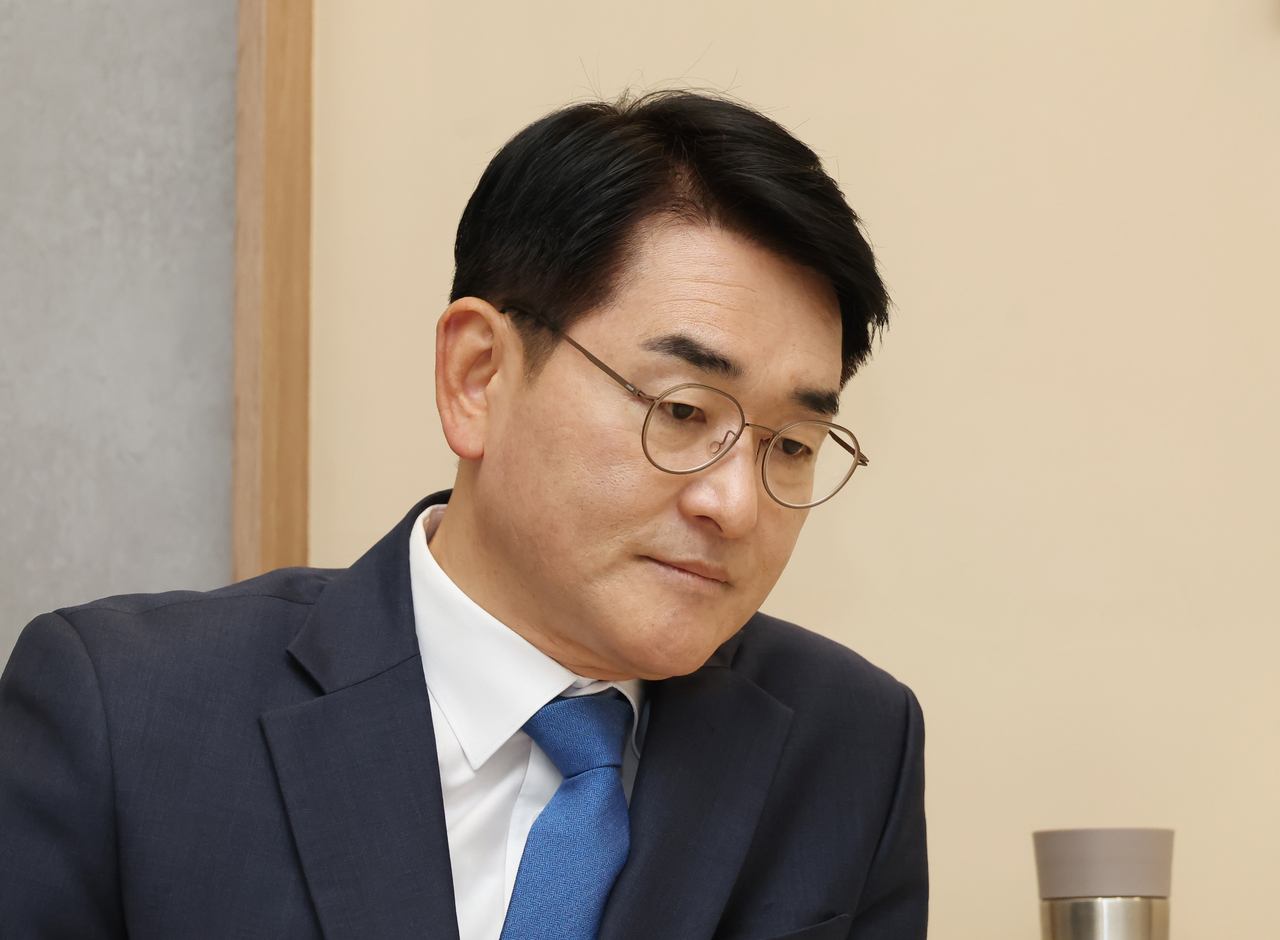 박용진 전 의원이 지난달 21일 서울 여의도의 한 식당에서 더불어민주당 이재명 대표를 기다리고 있다. 2025.2.21 [국회사진기자단] [연합]