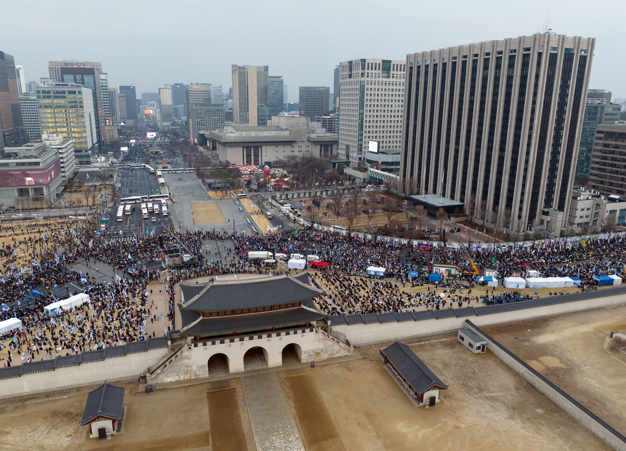 삼일절인 1일 서울 곳곳에서 윤석열 대통령 탄핵 찬반 집회가 열리고 있던 모습. <연합>