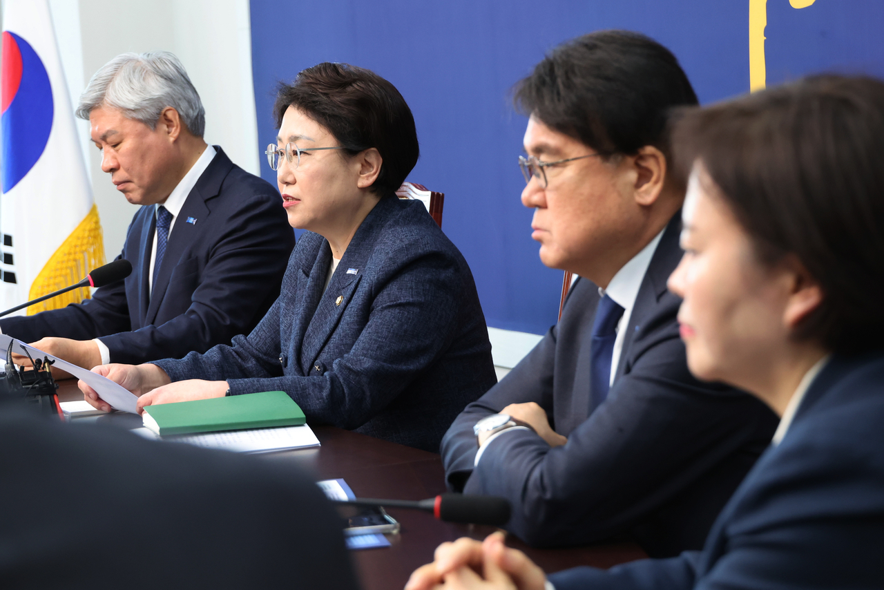 김선민 조국혁신당 대표 권한대행이 3일 서울 여의도 국회에서 열린 창당 1주년 기자간담회에서 취재진 질문에 답하고 있다. [연합]