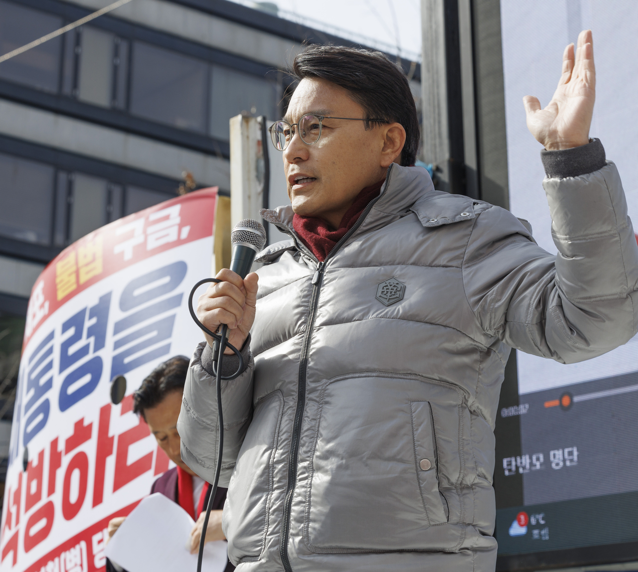 윤상현 국민의힘 의원이 지난 3일 서울 서초구 서울중앙지법 앞에서 국민의힘 탄핵 반대 당협위원장 모임이 주최한 집회에 참석해 윤석열 대통령의 석방을 촉구하는 내용의 연설을 하고 있다. [연합]