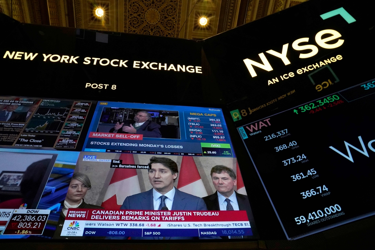4일(현지시간) 미국 뉴욕증권거래소(NYSE)에서 관세 관련 뉴스가 나오고 있다. [AFP]